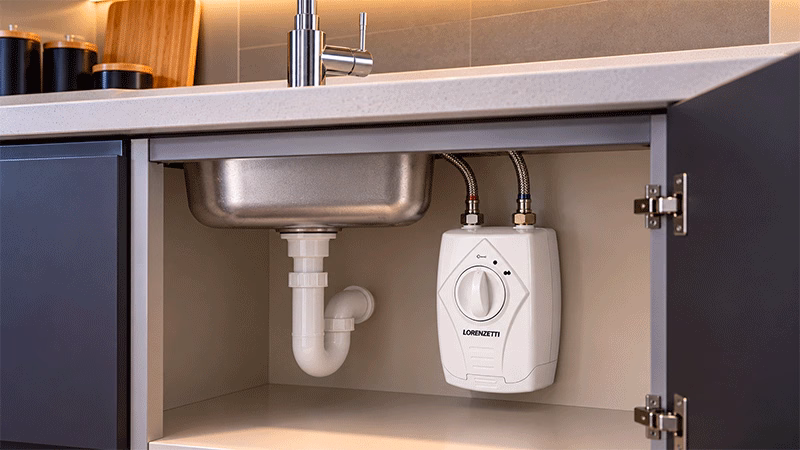 Aquecedor elétrico Lorenzetti Versátil instalado sob pia de cozinha.