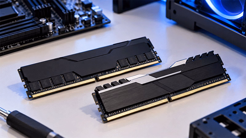 Módulos de memória RAM DDR4 e DDR5 lado a lado para comparação.