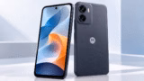 Smartphone Motorola Moto G37 de cor escura com câmera dupla de 50 megapixels em destaque na traseira.