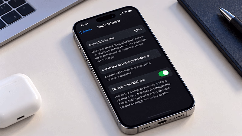 iPhone mostrando a capacidade máxima da bateria nas configurações de saúde da bateria.