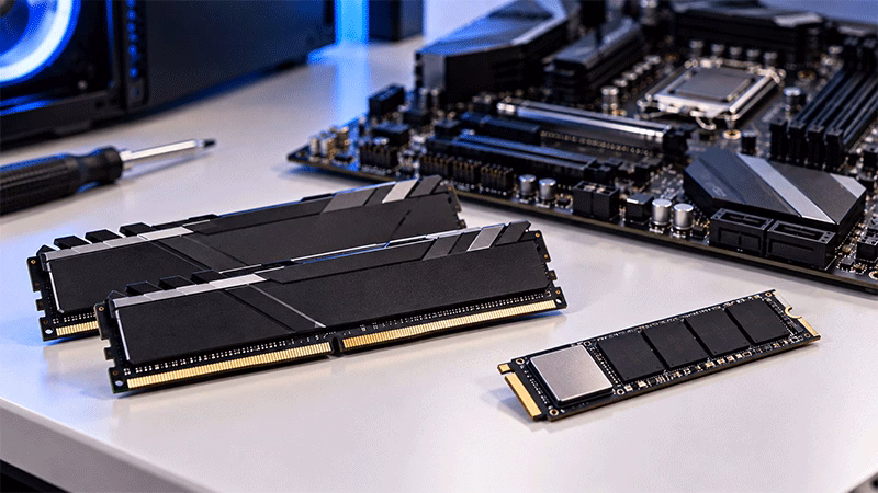 Memória RAM e SSD NVMe sobre bancada para atualização de PC gamer.